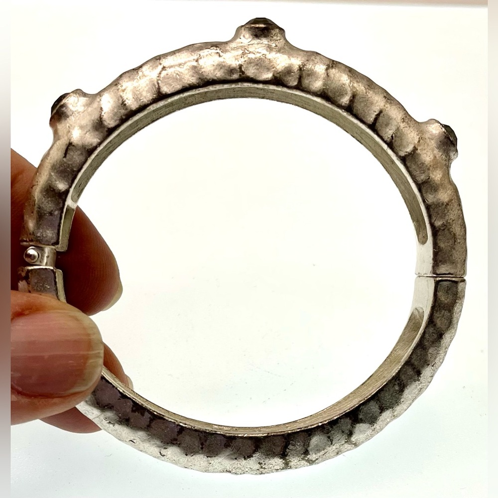 VTG Matte Silver Tone Hammered Design Hinged Bracelet Faceted Amethyst Crystals - Picture 5 of 9